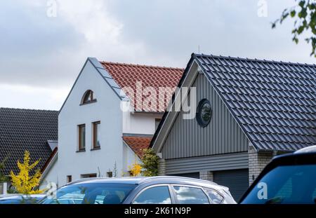 facciate e tetti di case moderne Foto Stock