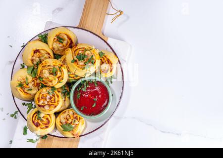 Involtini di pizza fatti in casa con salsa di pomodoro, pomodoro e formaggio, finger food alla moda mangiare pizze Foto Stock