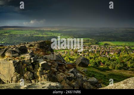 Cow & Calf Rocks che si affaccia paesaggistico paesaggio rurale atmosferico (alta brughiera collina, sole e pioggia) - Ilkley Moor, West Yorkshire, Inghilterra, Regno Unito. Foto Stock