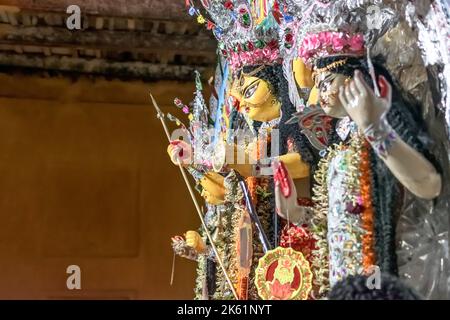 Foto di Durga Idol in una casa zamindar nel Sud 24 Parganas. Il Pujo, risalente a circa 350 anni fa, è molto famoso in questa regione. Foto Stock