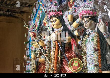 Foto di Durga Idol in una casa zamindar nel Sud 24 Parganas. Il Pujo, risalente a circa 350 anni fa, è molto famoso in questa regione. Foto Stock