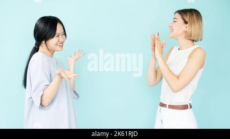 incontro amichevole donne felice diversità etnica Foto Stock