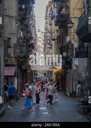 Gli stretti vicoli dei quartieri spagnoli di Napoli, Italia Foto Stock
