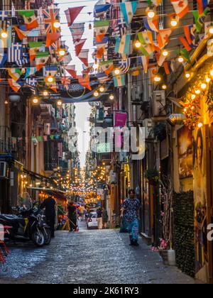 Gli stretti vicoli dei quartieri spagnoli di Napoli, Italia Foto Stock