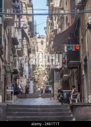 Gli stretti vicoli dei quartieri spagnoli di Napoli, Italia Foto Stock