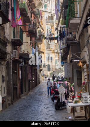 Gli stretti vicoli dei quartieri spagnoli di Napoli, Italia Foto Stock