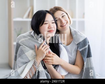 godendo di incontrare l'amicizia etnica donne felici Foto Stock