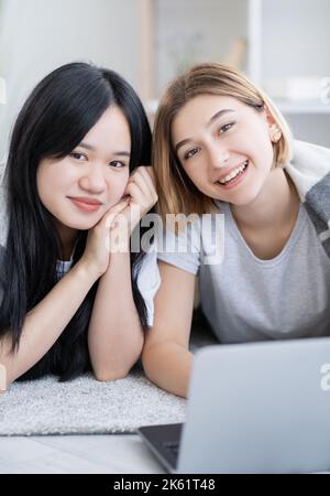 amichevole lavoro di lavoro felice adolescenti ragazze etniche Foto Stock