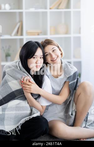 amicizia etnica felice donne a casa riunione Foto Stock