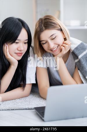 lavoro amichevole donne felice istruzione in linea Foto Stock