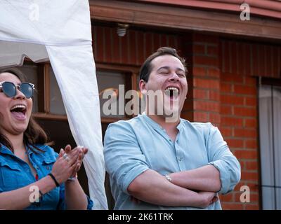 La Paz, Bolivia - 10 2022 settembre: L'uomo latino-americano che si aughing al Children's Show Foto Stock