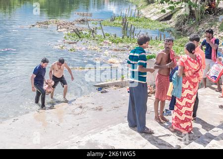 Inquinamento del fiume Ganges i guai aumentano con la conclusione di Durga Idol Immersion Foto Stock