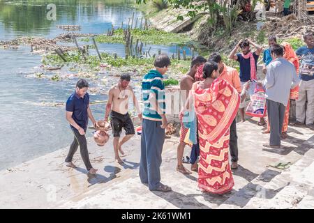 Inquinamento del fiume Ganges i guai aumentano con la conclusione di Durga Idol Immersion Foto Stock