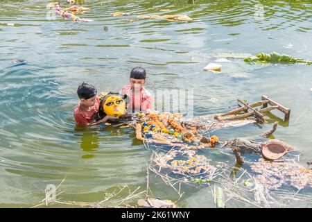 Inquinamento del fiume Ganges i guai aumentano con la conclusione di Durga Idol Immersion Foto Stock