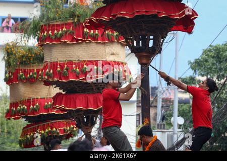 Kathmandu, Nepal. 10th Ott 2022. Il 10 ottobre 2022 a Kathmandu, Nepal. I devoti nepalesi tirano e girano il tradizionale carro della divinità “Narayan” durante la sua processione in occasione del festival “Hadigaun Jatra”. La processione delle credenze uniche del festival dei carri per la protezione e la prosperità ai nativi durante una processione lungo le strade (Foto di Abhishek Maharjan/Sipa USA) Credit: Sipa USA/Alamy Live News Foto Stock