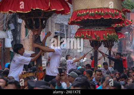 Kathmandu, Nepal. 10th Ott 2022. Il 10 ottobre 2022 a Kathmandu, Nepal. I devoti nepalesi tirano e girano il tradizionale carro della divinità “Narayan” durante la sua processione in occasione del festival “Hadigaun Jatra”. La processione delle credenze uniche del festival dei carri per la protezione e la prosperità ai nativi durante una processione lungo le strade (Foto di Abhishek Maharjan/Sipa USA) Credit: Sipa USA/Alamy Live News Foto Stock