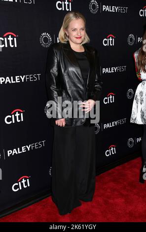 New York City, Stati Uniti. 10th Ott 2022. New York City, NY, 10 ottobre 2022, Elisabeth Moss partecipa al PaleyFest NY: The Handmaid's tale tenutosi al Paley Center for Media il 10 ottobre 2022 a New York City, NY © Steven Bergman/AFF-USA.COM Credit: AFF/Alamy Live News Foto Stock