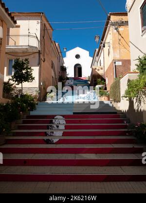 Le scale di Santa Lucia che portano alla Chiesa di Santa Lucia, Arzachena, Sassari, Sardegna, Italia. Foto Stock