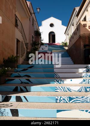 Le scale di Santa Lucia che portano alla Chiesa di Santa Lucia, Arzachena, Sassari, Sardegna, Italia. Foto Stock