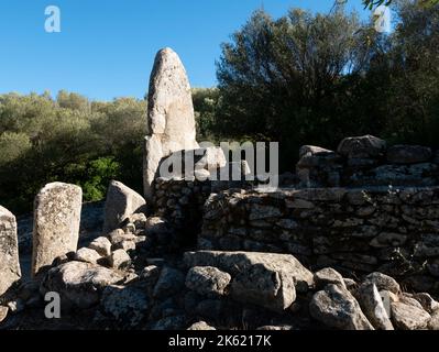 Tomba dei Giganti, (Tomba dei Giganti di Coddu Vecchiu), Arzachena, Sardegna, Italia. Foto Stock