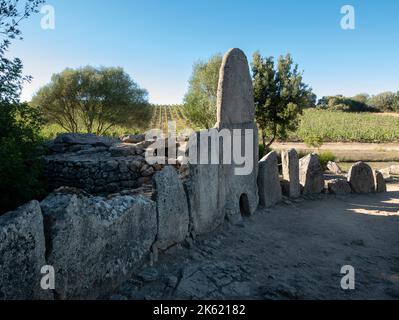 Tomba dei Giganti, (Tomba dei Giganti di Coddu Vecchiu), Arzachena, Sardegna, Italia. Foto Stock