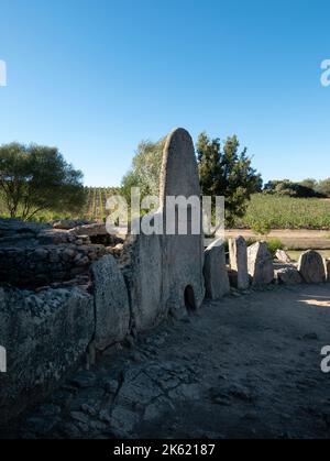 Tomba dei Giganti, (Tomba dei Giganti di Coddu Vecchiu), Arzachena, Sardegna, Italia. Foto Stock