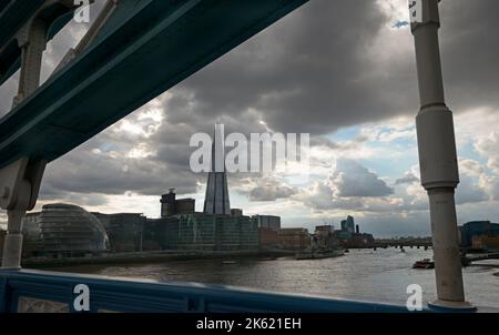 The Shard, & City Hall, visto da Tower Bridge, Londra, Inghilterra Foto Stock