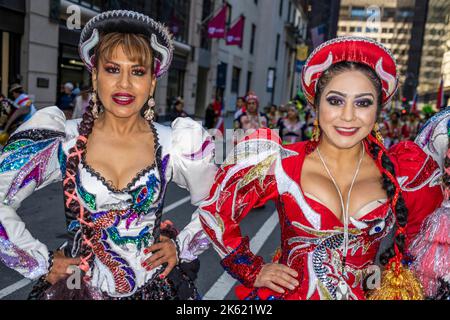 New York, New York, Stati Uniti. 9th Ott 2022. La Parata di giorno Ispanico di NYC è una delle attrazioni del mese del Patrimonio Ispanico di NYC che celebra la cultura Latina dai paesi di lingua spagnola condividendo una certa eredità reciproca dell'era coloniale. Desfile de la Hispanidad è un mix di marchers, ballerini, galleggianti da paesi del Centro e Sud America così come la Spagna. Ballerini dalla Bolivia (Credit Image: © Milo Hess/ZUMA Press Wire) Foto Stock