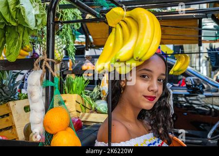 New York, New York, Stati Uniti. 10th Ott 2022. La Parata di giorno Ispanico di NYC è una delle attrazioni del mese del Patrimonio Ispanico di NYC che celebra la cultura Latina dai paesi di lingua spagnola condividendo una certa eredità reciproca dell'era coloniale. Desfile de la Hispanidad è un mix di marchers, ballerini, galleggianti da paesi del Centro e Sud America così come la Spagna. (Credit Image: © Milo Hess/ZUMA Press Wire) Foto Stock