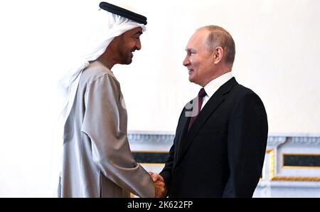 San Pietroburgo, Russia. 11th Ott 2022. Il presidente russo Vladimir Putin dà il benvenuto al presidente degli Emirati Arabi Uniti Sheikh Mohamed bin Zayed al-Nahyan, di sinistra, per un incontro faccia a faccia, il 11 ottobre 2022 a San Pietroburgo, Russia. Credit: Pavel Bednyakov/Kremlin Pool/Alamy Live News Foto Stock