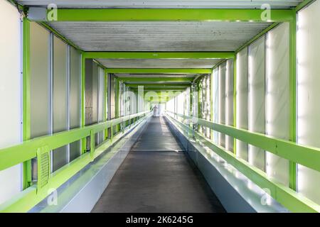 Ponte pedonale Fleet Services sull'autostrada M3, Hampshire, Inghilterra, Regno Unito Foto Stock