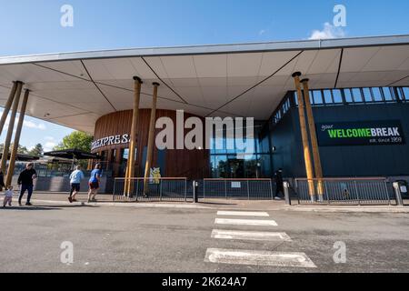 Fleet Services, stazione di servizio autostradale Welcome Break sulla M3 direzione sud, Hampshire, Inghilterra, Regno Unito Foto Stock