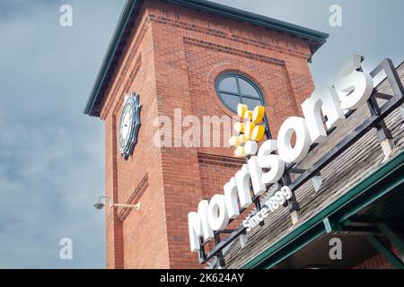 Morrisons Store Sign on store building con orologio Foto Stock