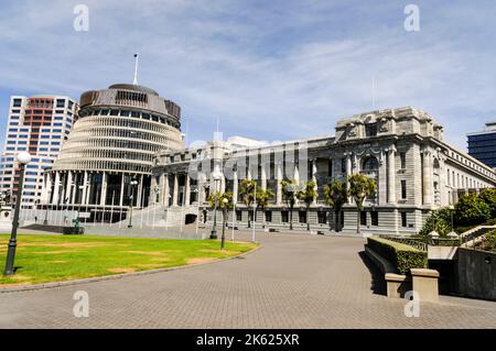 Il Parlamento neozelandese e l'edificio circolare soprannominato, il Beehive a Wellington, sull'isola settentrionale della Nuova Zelanda. Wellington è soprannominata Foto Stock