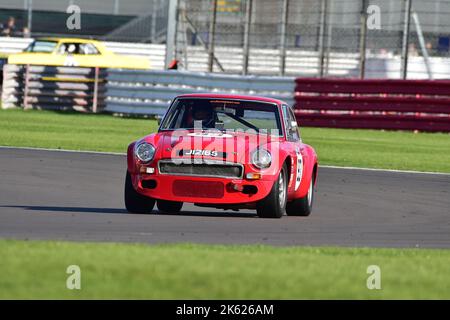 Mike McBride, Matt Domin, MG C GT, Adams & Page Swinging Sixties Group 2, diviso in cinque classi, una gara di quaranta minuti con un pit stop obbligatorio, con Foto Stock