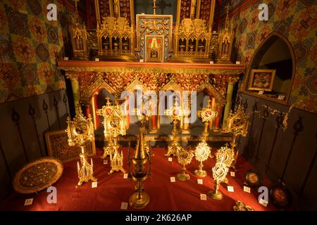 Una collezione di reliquari, Abbaye Saint-Michel de Frigolet interno, Basilica dell'Immacolata Concezione, Tarascon, Provenza, Francia. Foto Stock