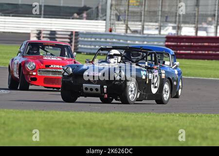 Steven Chaplin, Adam Chaplin, MG Midget, Mike McBride, Matt Domin, MG C GT, Adams & Page Swinging Sixties Gruppo 2, suddiviso in cinque classi, a quaranta m. Foto Stock