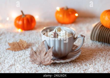 composizione autunnale accogliente con bevanda calda e mini zucche, vista laterale, messa a fuoco selettiva Foto Stock