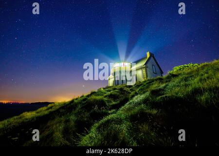 Il faro di Millier Point sotto un cielo stellato, Bretagna, Francia Foto Stock