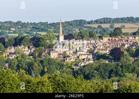 La mattina presto si illuminano il giorno di Midsummers (21st giugno) sulla città Cotswold di Painswick, Gloucestershire, Inghilterra, Regno Unito Foto Stock