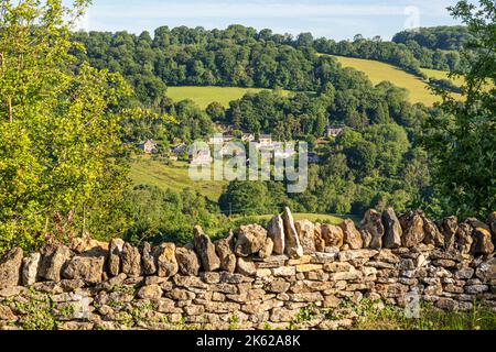 La prima mattina si accende il giorno di Midsummers (21st giugno) sul villaggio Cotswold di Slad, Gloucestershire UK - autore di casa di Laurie Lee di 'Cider with Rosie' Foto Stock