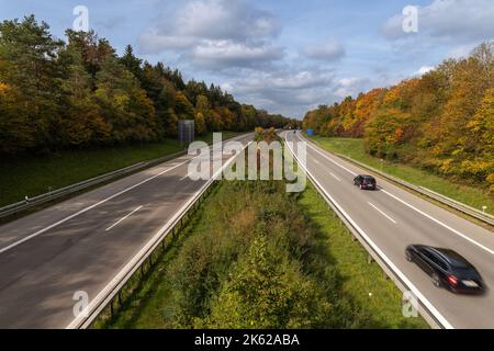 Autunnale autostrada - le auto stanno guidando velocemente su un Autobahn tedesco con coloratissimi colori autunnali. Foto Stock