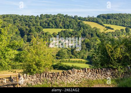 La prima mattina si accende il giorno di Midsummers (21st giugno) sul villaggio Cotswold di Slad, Gloucestershire UK - autore di casa di Laurie Lee di 'Cider with Rosie' Foto Stock