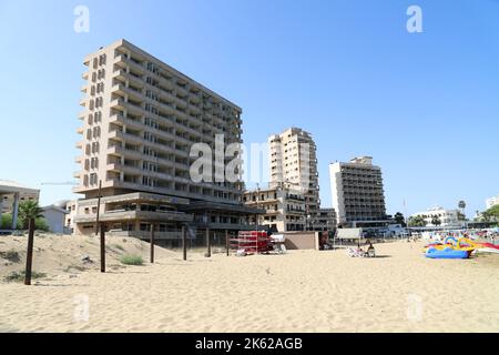 Gli hotel fronte spiaggia di Palm Beach abbandonarono nel 1974 quando l'esercito turco invase Cipro del Nord; Famagosta (Gazimagusa); Cipro del Nord Foto Stock