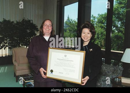 Ufficio del Segretario - il Segretario Elaine Chao presenta il certificato a Tammy McCutcher Foto Stock