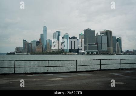 Vista dello skyline di Lower Manhattan da Governors Island, Manhattan, New York Foto Stock