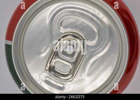 La birra può closeup dall'alto su bianco Foto Stock