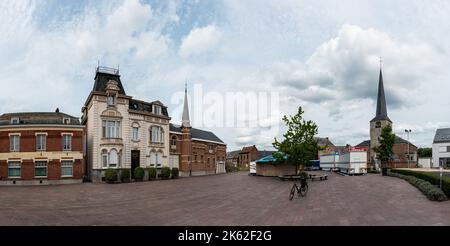 Kapelle-op-den-Bos, Regione del Brabante Fiammingo - Belgio - 08 25 2021 la piazza del mercato e il centro città vista panoramica extra large Foto Stock