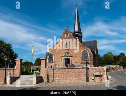 Lennik, Regione del Brabante Fiammingo, Belgio - 07 20 2021 esterno di una chiesa cattolica tradizionale in pietra di mattoni Foto Stock