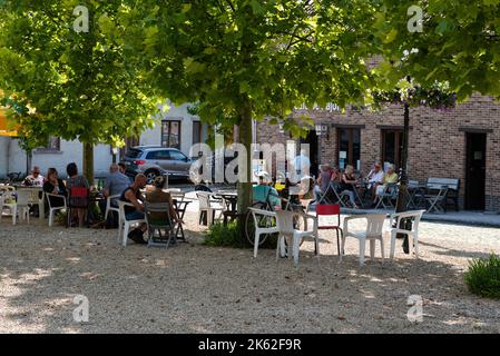 Lennik, Regione Brabante Fiamminga, Belgio - 07 20 2021 persone sedute su una terrazza all'ombra Foto Stock